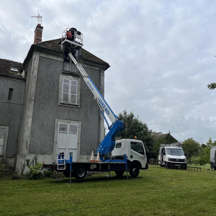 Nettoyage de toiture en camion nacelle